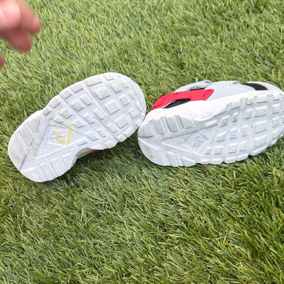 Nike Huarache Black, Red and gray Sneakers 5c - Picture 6 of 6